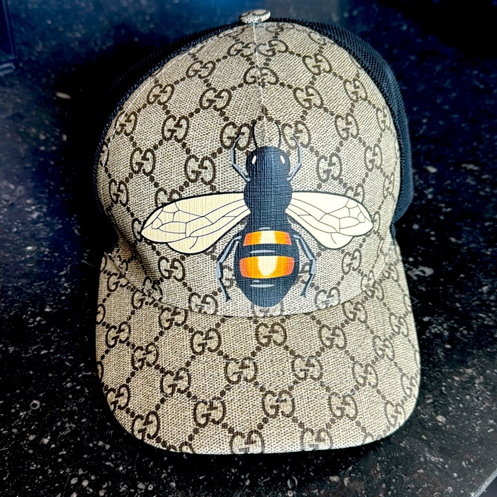 Authentic GUCCI bee baseball hat with supreme print